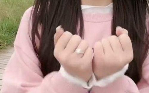 网红吃瓜被骂视频,网友热议道德底线