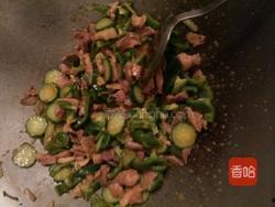 娱乐吃瓜酱辣椒炒肉视频,带你领略美食与娱乐的完美融合  第3张